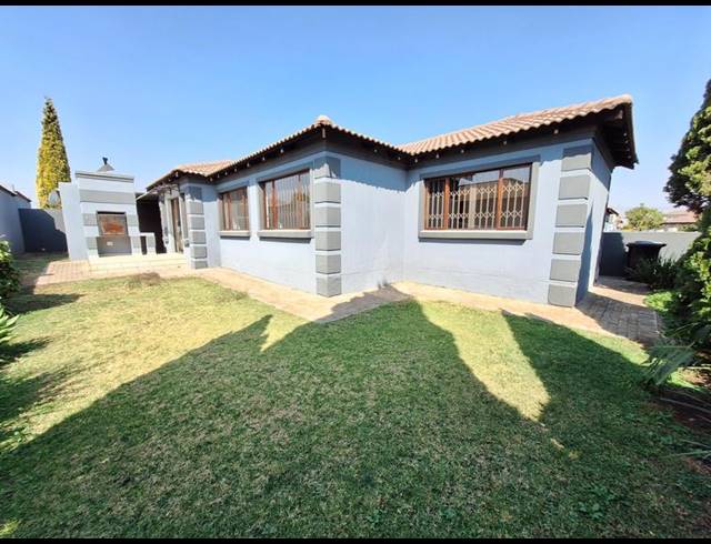 3 BEDROOM TOWNHOUSE FOR SALE IN ARUNDO ESTATE